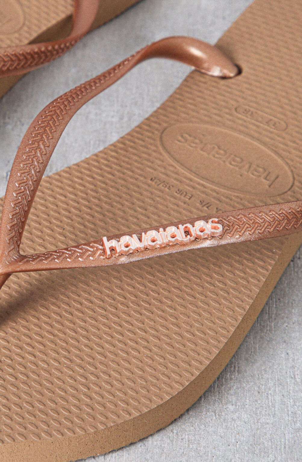Havaiana Slim Logo Metallic Dorado