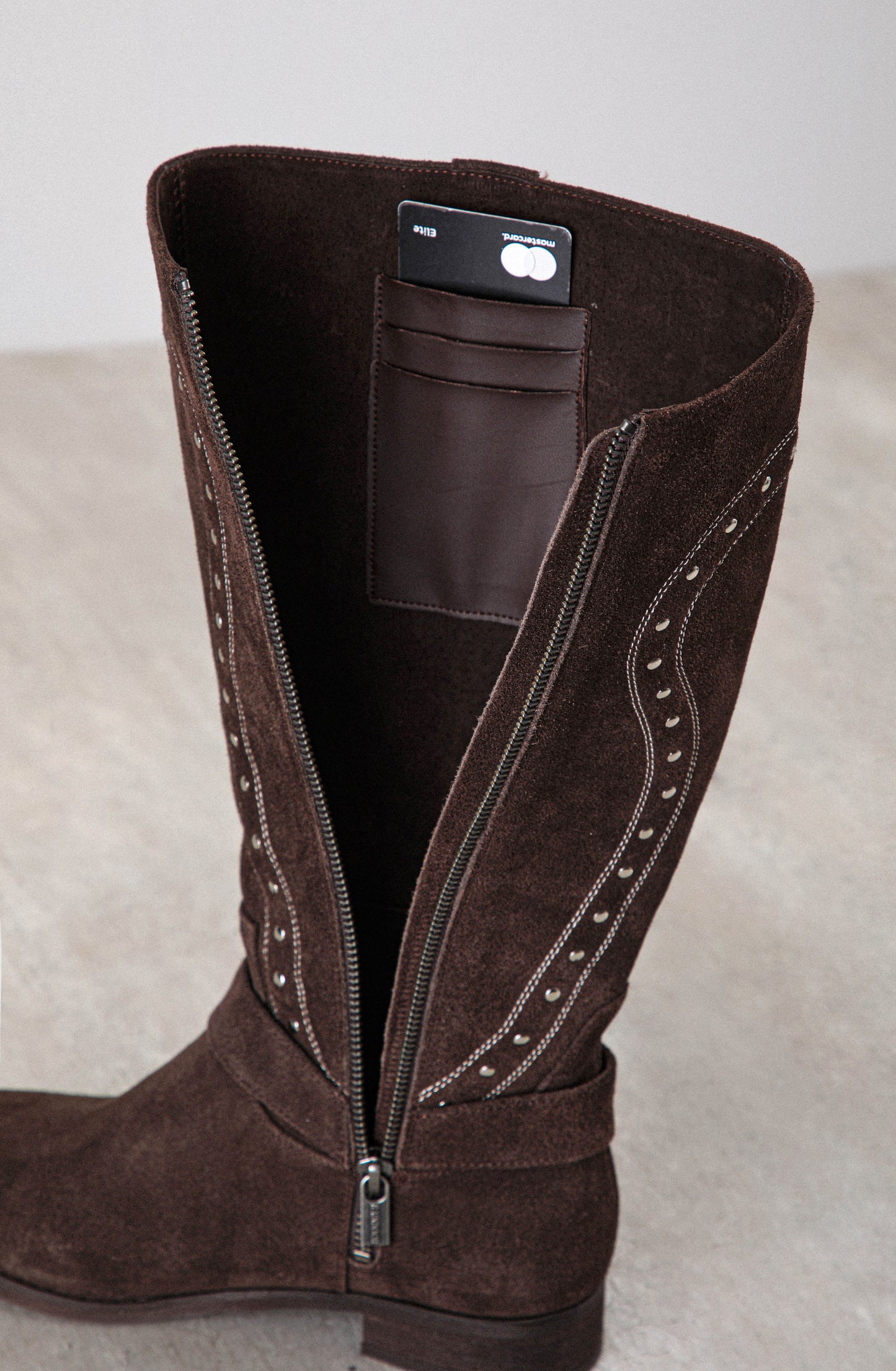 Bota Alta Tachas Brown
