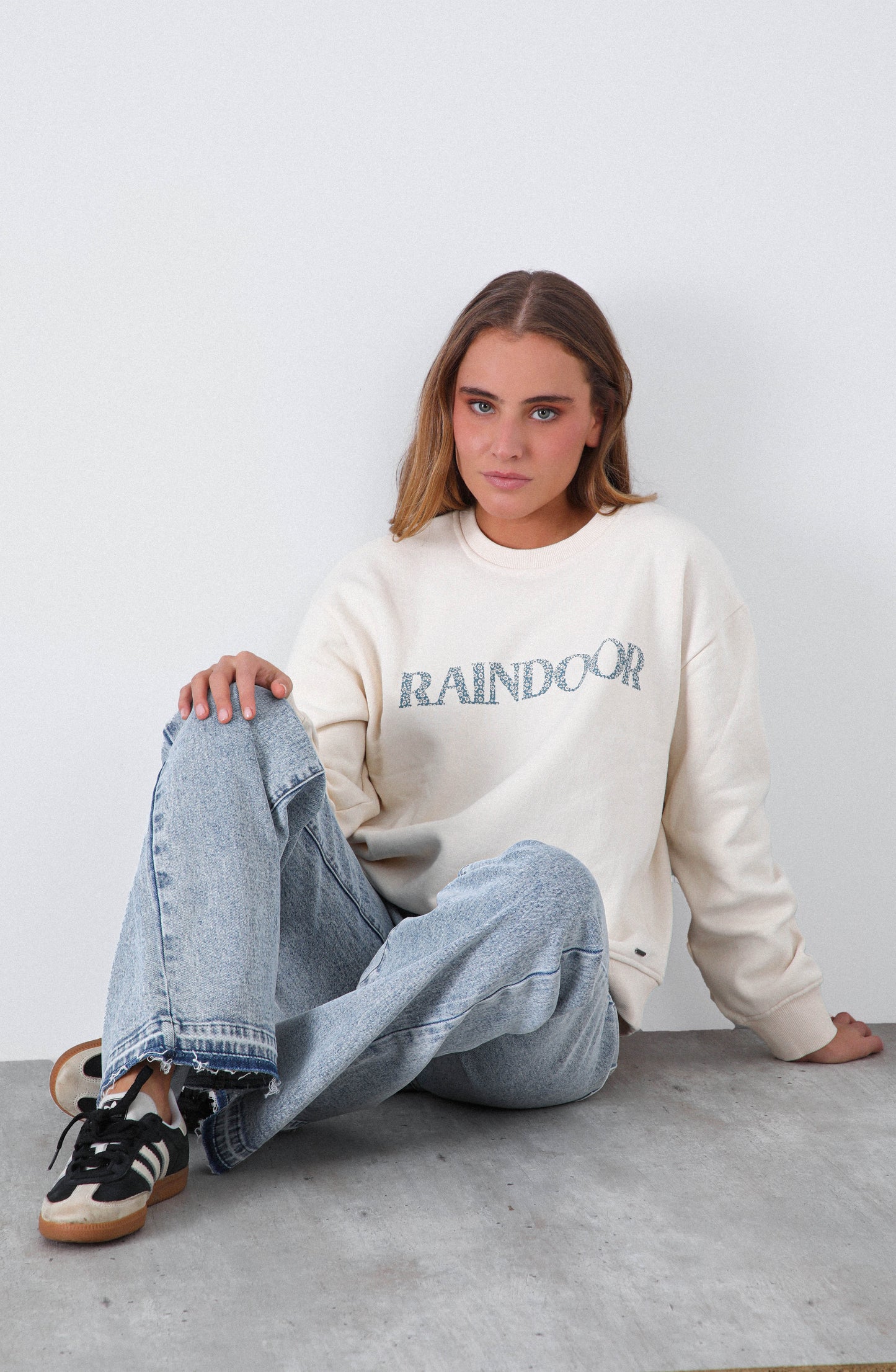 Polerón Crew Neck Logo Parche Bone