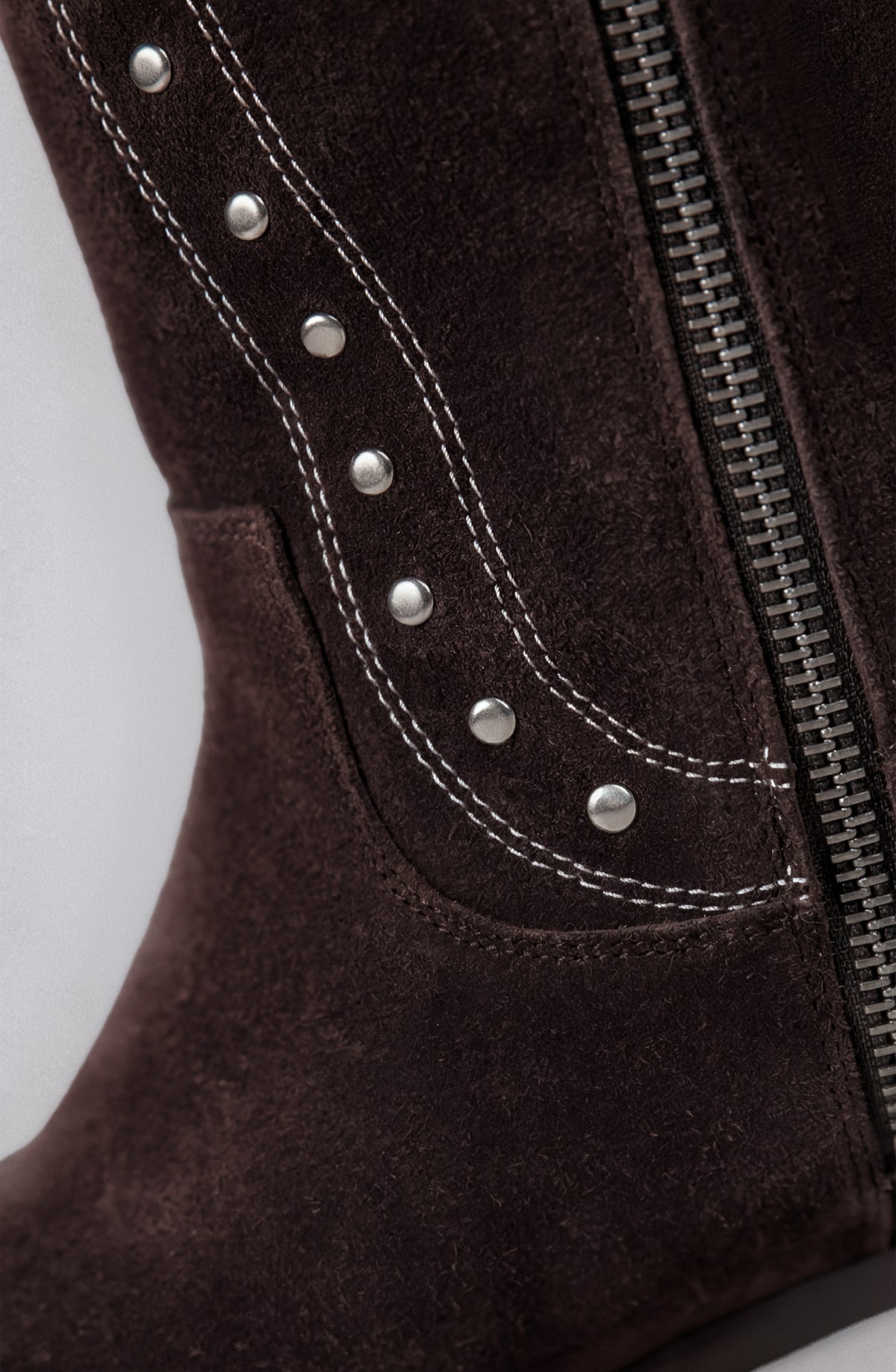 Bota Alta Tachas Brown