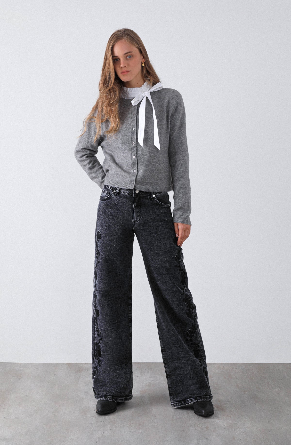 Pantalón Bordado Floral Grey