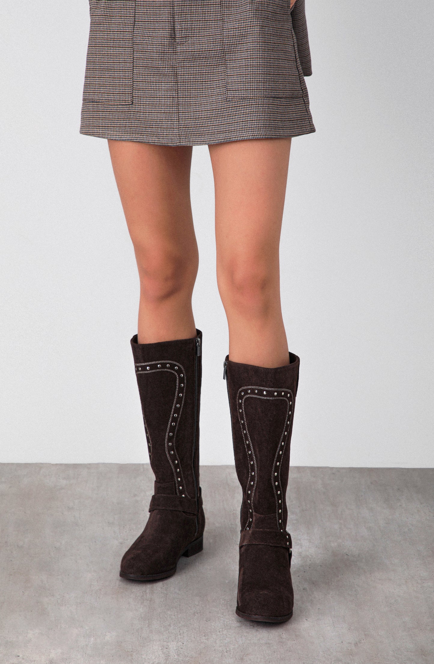 Bota Alta Tachas Brown