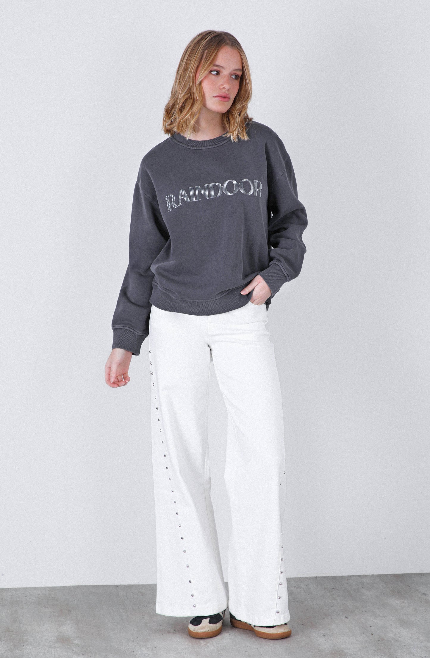 Polerón Crew Neck Logo Parche Grey