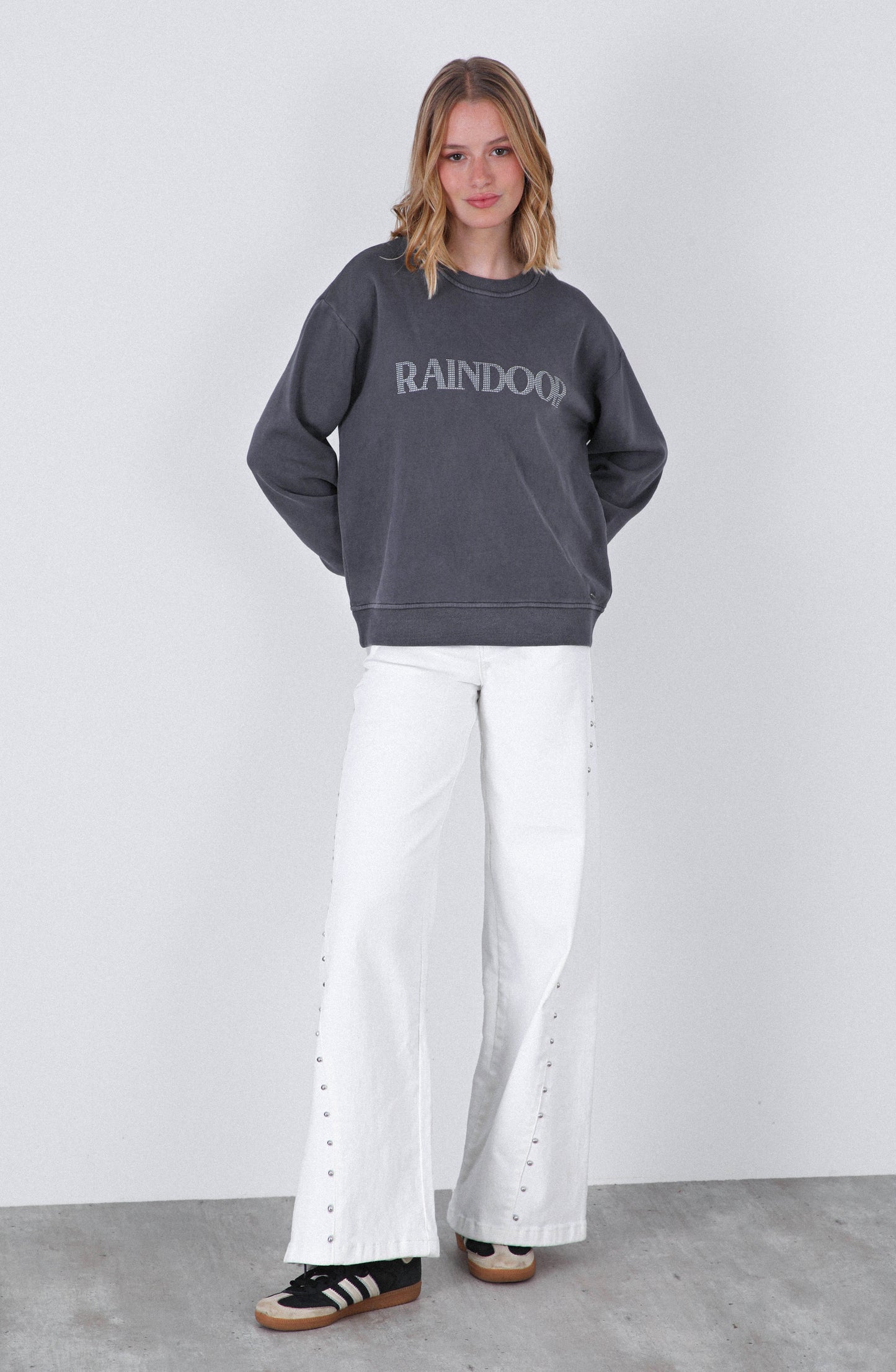 Polerón Crew Neck Logo Parche Grey