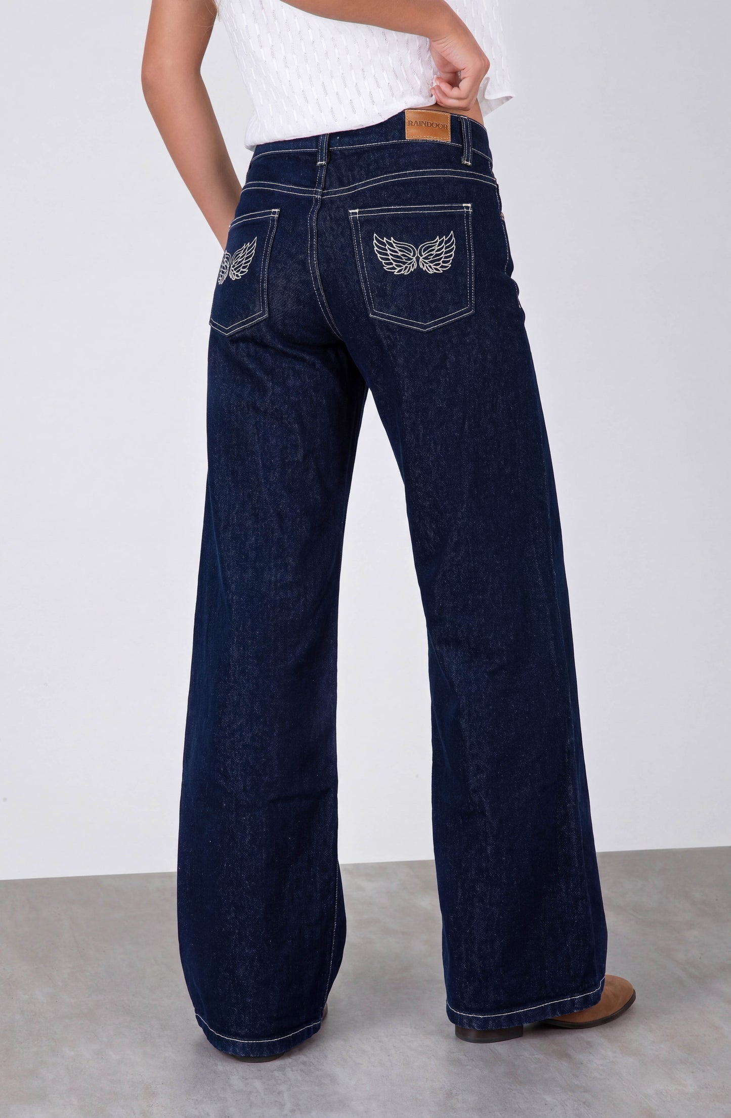 Pantalón Bordado Alas