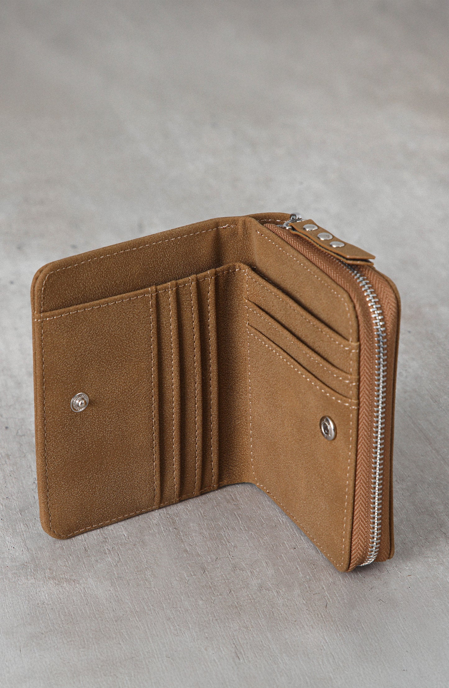 Billetera Tachas Brown