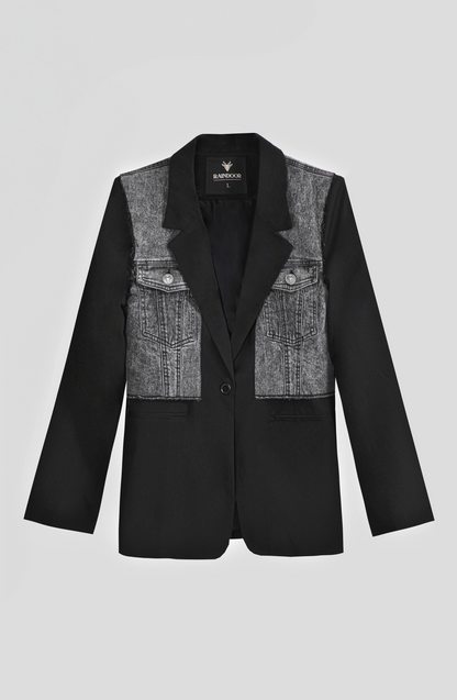 Blazer negro con aplicación de jeans denim gris.