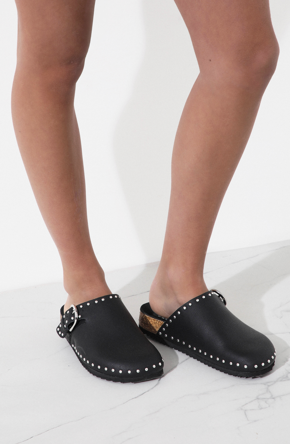 Zuecos Leather Tachas Black