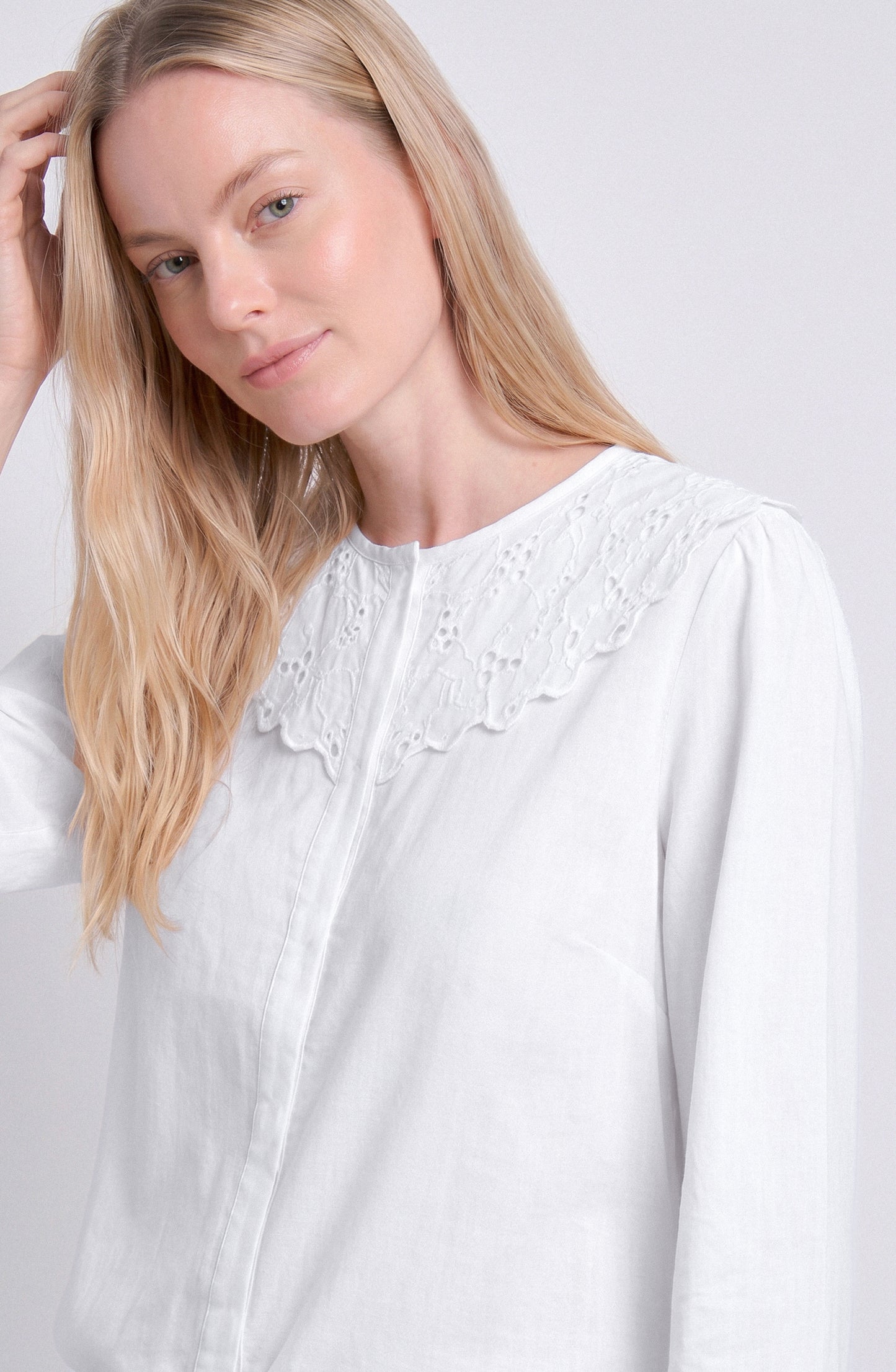 Blusa Cuello Bobo Embroidery White
